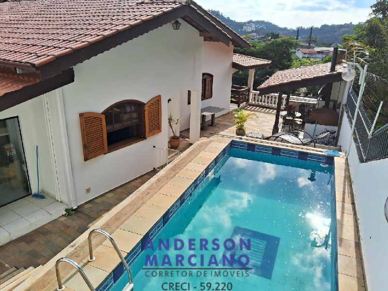 Belíssima residência com alto padrão de acabamento!