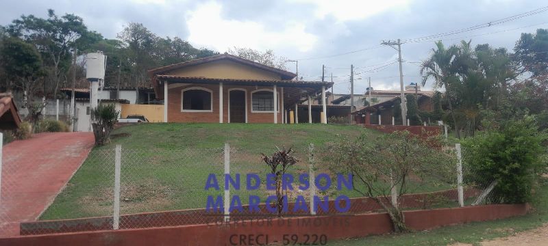 Casa à Venda – Amplo Terreno e Espaço para Lazer