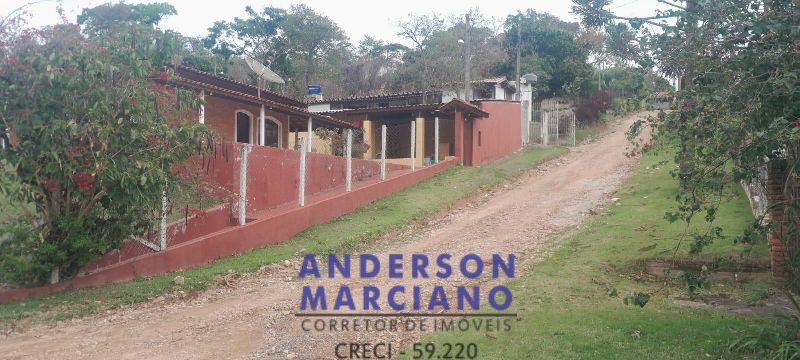 Casa à Venda – Amplo Terreno e Espaço para Lazer