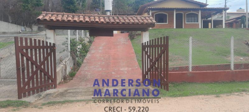 Casa à Venda – Amplo Terreno e Espaço para Lazer