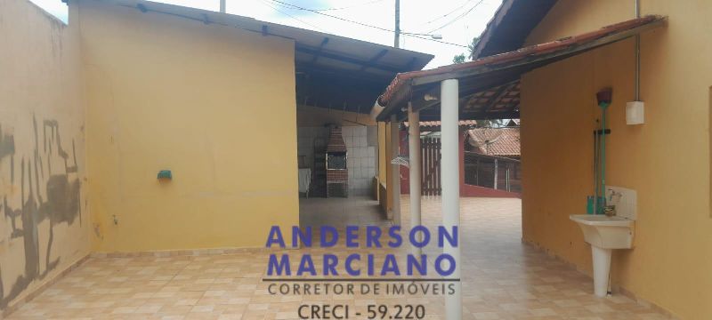 Casa à Venda – Amplo Terreno e Espaço para Lazer