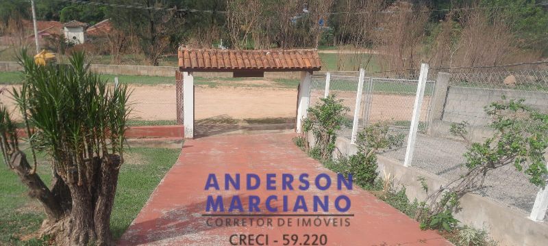 Casa à Venda – Amplo Terreno e Espaço para Lazer
