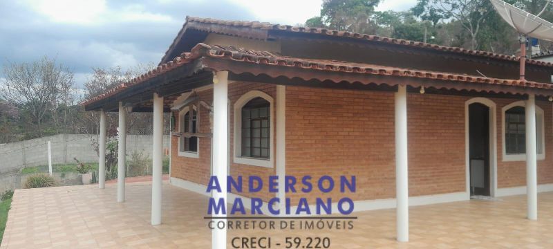 Casa à Venda – Amplo Terreno e Espaço para Lazer