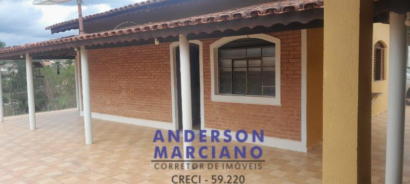 Casa à Venda – Amplo Terreno e Espaço para Lazer