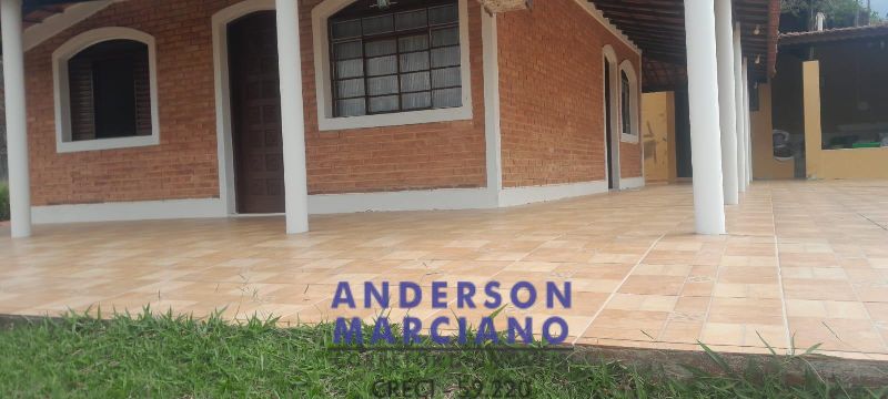 Casa à Venda – Amplo Terreno e Espaço para Lazer