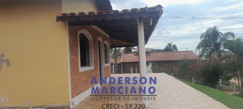 Casa à Venda – Amplo Terreno e Espaço para Lazer