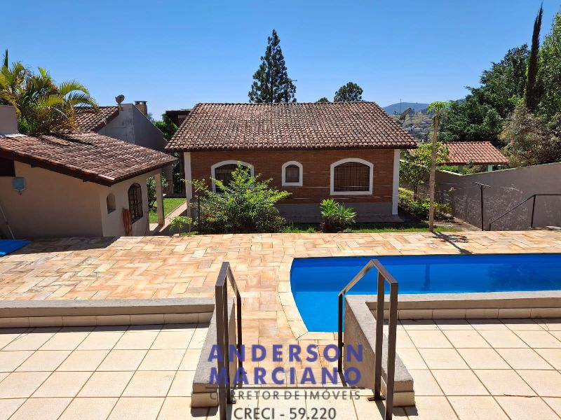 Casa à Venda em Serra Negra – Totalmente Mobiliada