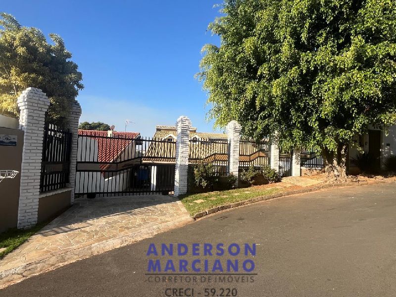 Casa Nova à Venda – Bairro Nobre com Vista para as Montanhas