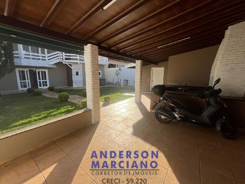 Casa Nova à Venda – Bairro Nobre com Vista para as Montanhas