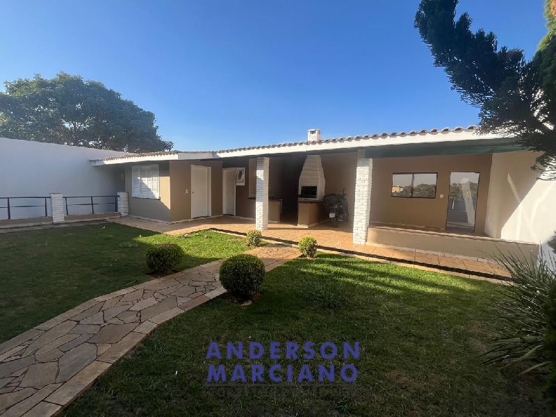 Casa Nova à Venda – Bairro Nobre com Vista para as Montanhas