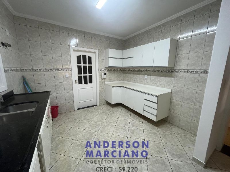 Casa Nova à Venda – Bairro Nobre com Vista para as Montanhas