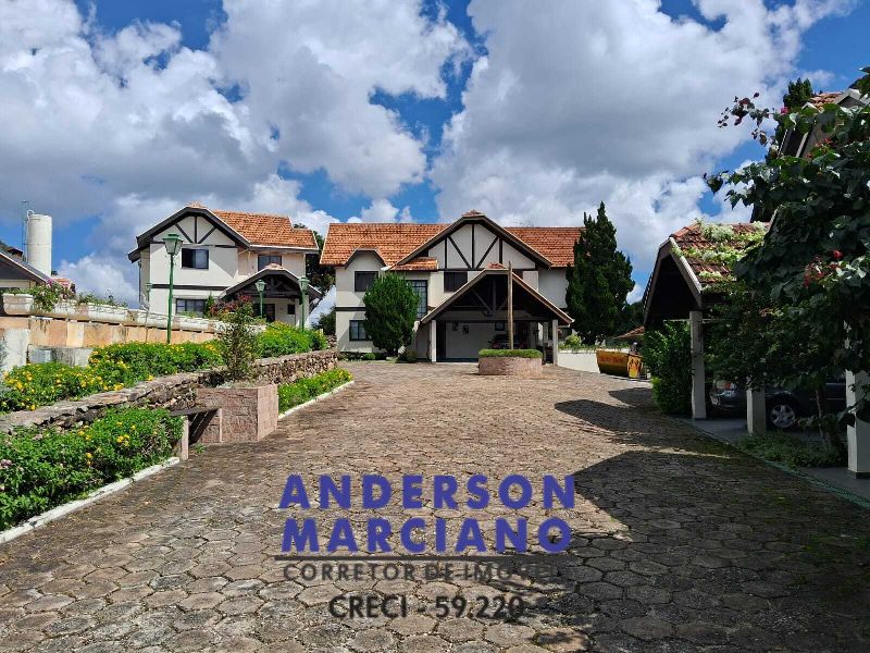 Belíssima Casa à Venda em Condomínio