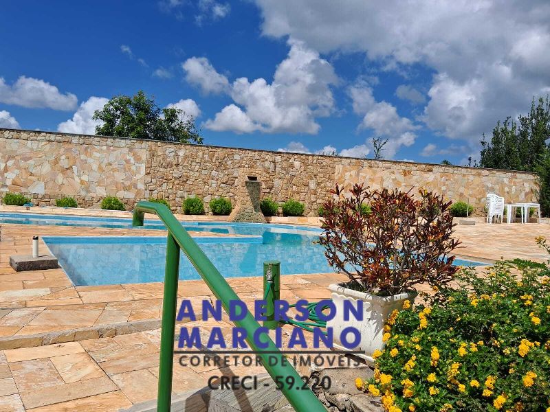 Belíssima Casa à Venda em Condomínio