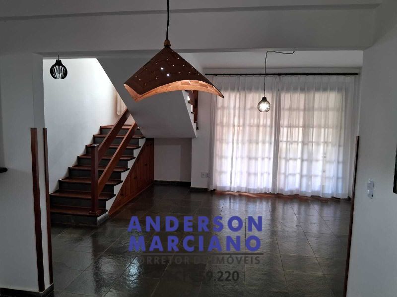 Belíssima Casa à Venda em Condomínio