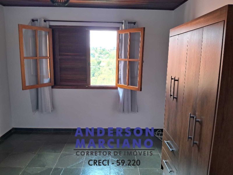 Belíssima Casa à Venda em Condomínio