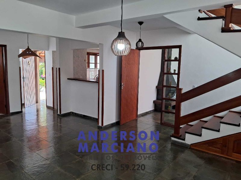 Belíssima Casa à Venda em Condomínio