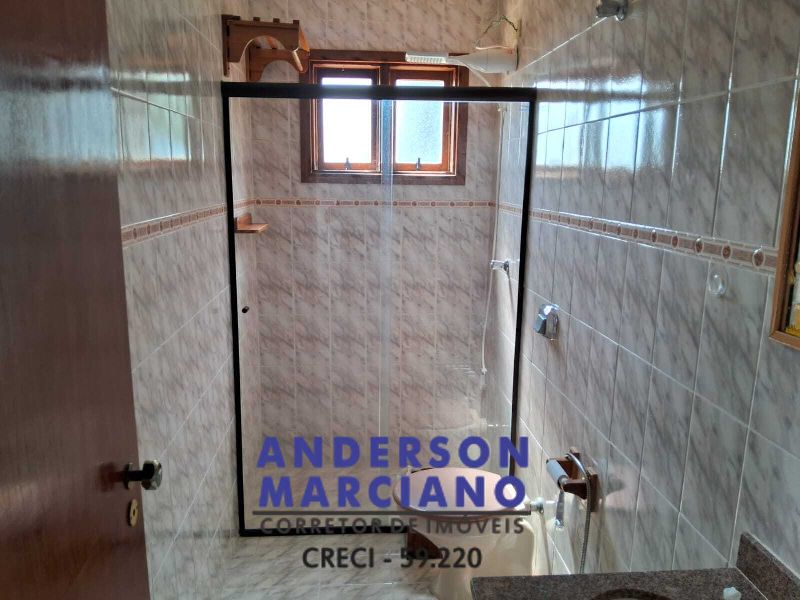 Belíssima Casa à Venda em Condomínio