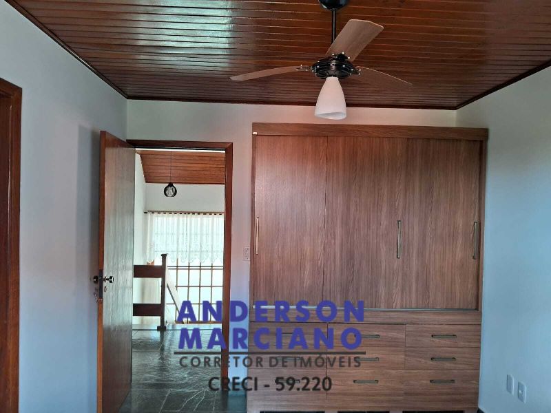 Belíssima Casa à Venda em Condomínio