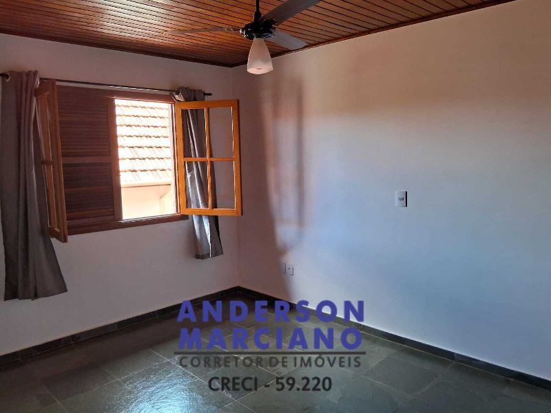 Belíssima Casa à Venda em Condomínio