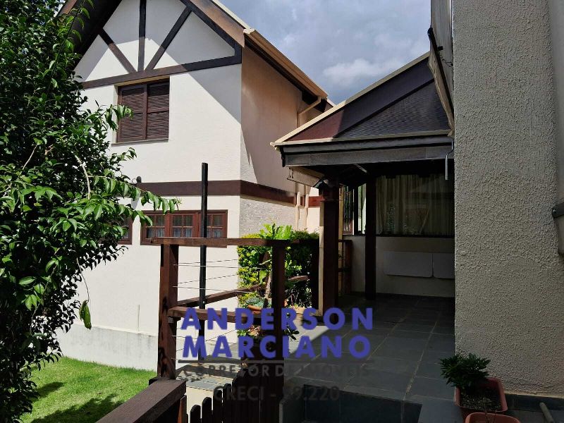 Belíssima Casa à Venda em Condomínio