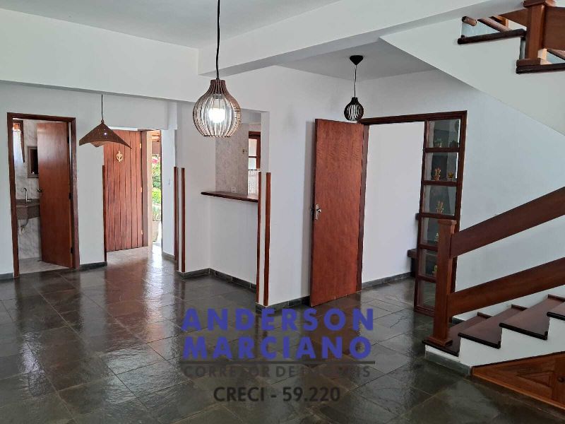 Belíssima Casa à Venda em Condomínio