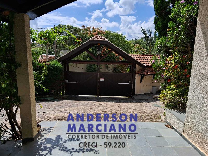 Belíssima Casa à Venda em Condomínio