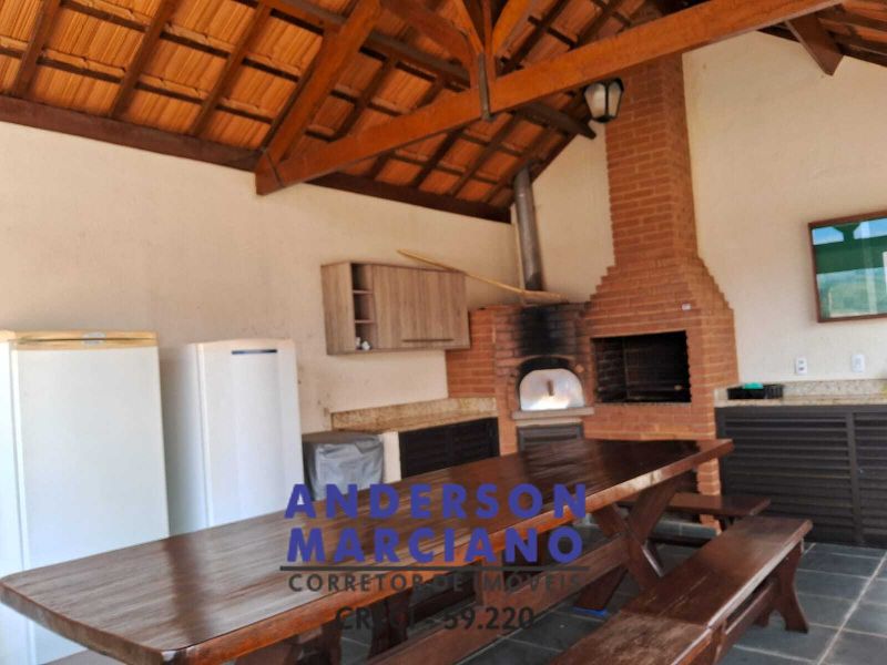 Belíssima Casa à Venda em Condomínio