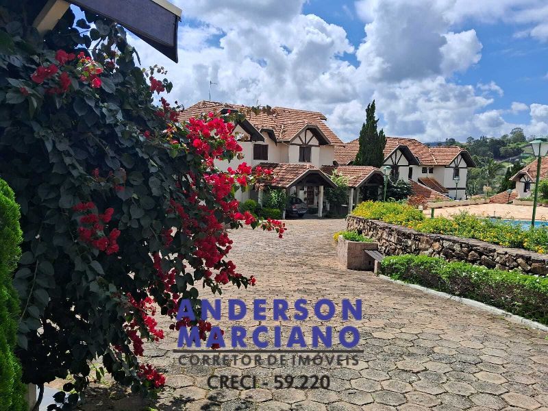 Belíssima Casa à Venda em Condomínio