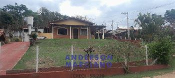 Casa à Venda – Amplo Terreno e Espaço para Lazer