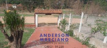 Casa à Venda – Amplo Terreno e Espaço para Lazer