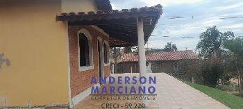Casa à Venda – Amplo Terreno e Espaço para Lazer