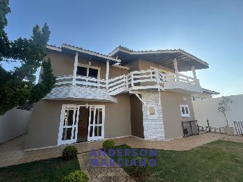 Casa Nova à Venda – Bairro Nobre com Vista para as Montanhas