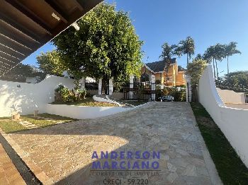 Casa Nova à Venda – Bairro Nobre com Vista para as Montanhas