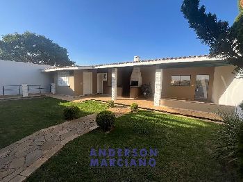 Casa Nova à Venda – Bairro Nobre com Vista para as Montanhas