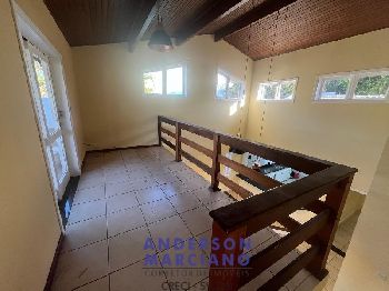 Casa Nova à Venda – Bairro Nobre com Vista para as Montanhas