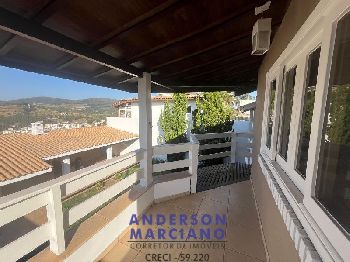 Casa Nova à Venda – Bairro Nobre com Vista para as Montanhas