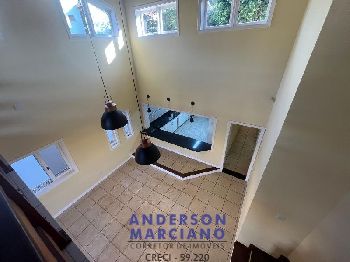 Casa Nova à Venda – Bairro Nobre com Vista para as Montanhas