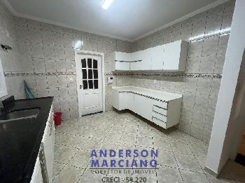 Casa Nova à Venda – Bairro Nobre com Vista para as Montanhas