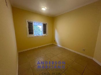 Casa Nova à Venda – Bairro Nobre com Vista para as Montanhas