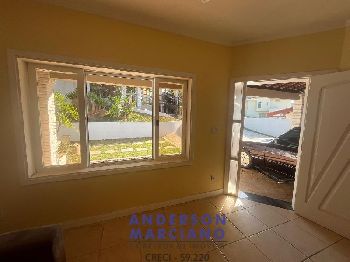 Casa Nova à Venda – Bairro Nobre com Vista para as Montanhas