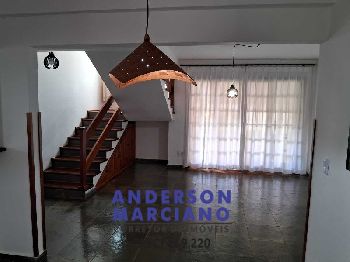 Belíssima Casa à Venda em Condomínio