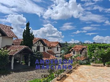 Belíssima Casa à Venda em Condomínio