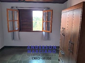 Belíssima Casa à Venda em Condomínio