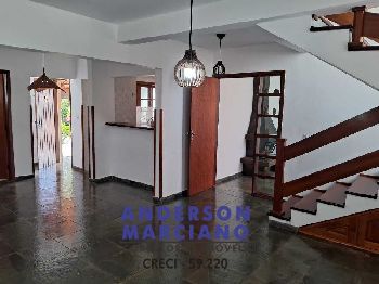 Belíssima Casa à Venda em Condomínio