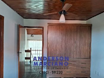 Belíssima Casa à Venda em Condomínio