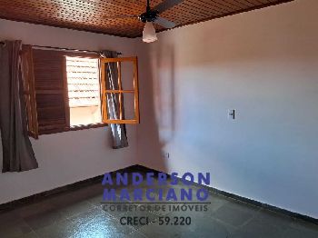 Belíssima Casa à Venda em Condomínio