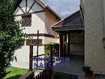 Belíssima Casa à Venda em Condomínio