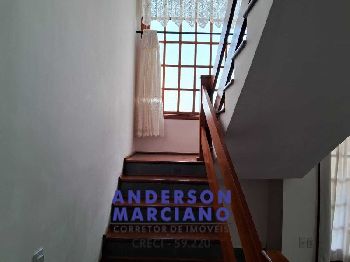 Belíssima Casa à Venda em Condomínio