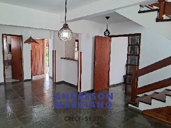 Belíssima Casa à Venda em Condomínio