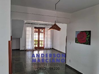 Belíssima Casa à Venda em Condomínio